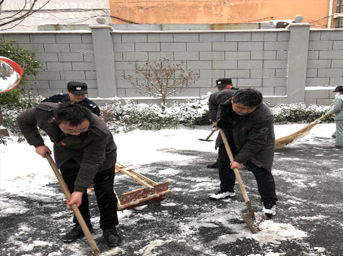 大雪不停，保障不止，第一黨支部組織黨員出動保障群眾出行路