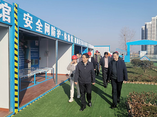 集團公司黨委副書記李俊杰一行赴產融中心項目慰問調研