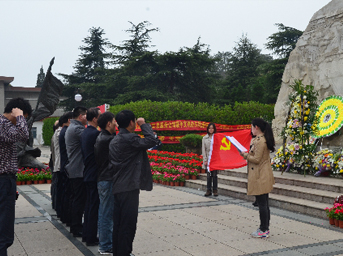 公司黨支部開展“緬懷革命先烈，繼承優良傳統”清明節祭掃活動